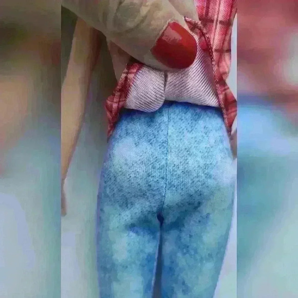 Barbie doll with boots - Picture 9 of 16